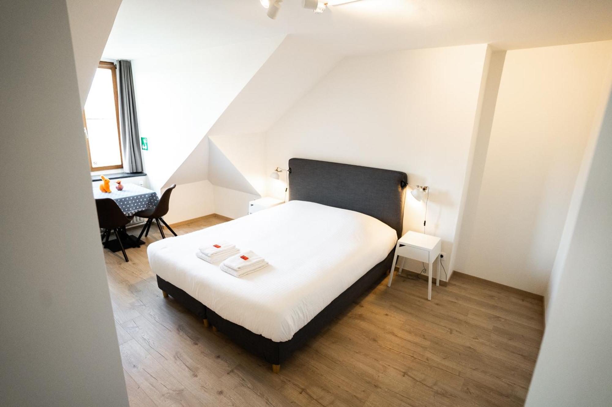 The Queen'S Twelve By Romy&Travis Aparthotel Bruges Room photo